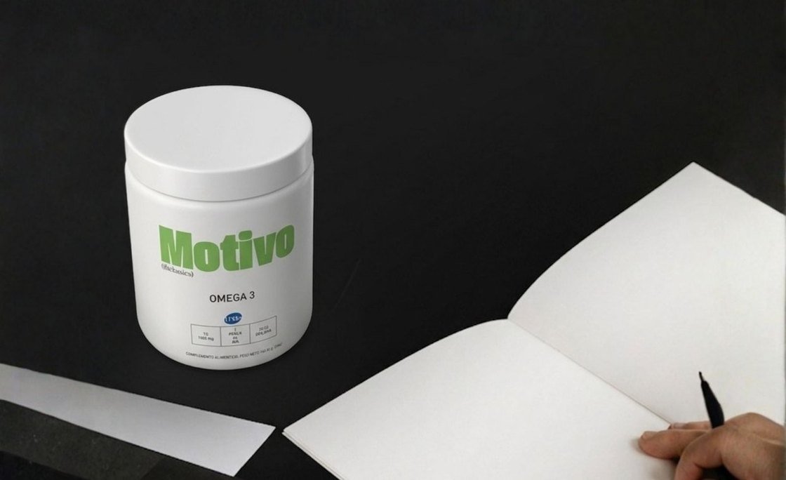 Bote de Omega 3 de Motivo sobre una mesa junto a un cuaderno abierto